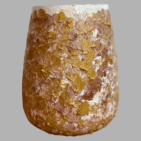 Nahaufnahme einer dekorativen Vase mit strukturierter Oberfläche. Die Vase ist mit einem floralen Reliefmuster verziert, das in warmen Braun-, Beige- und Goldtönen gehalten ist. Der obere Rand der Vase ist glatt und hell, während die Reliefstruktur die restliche Fläche bedeckt.